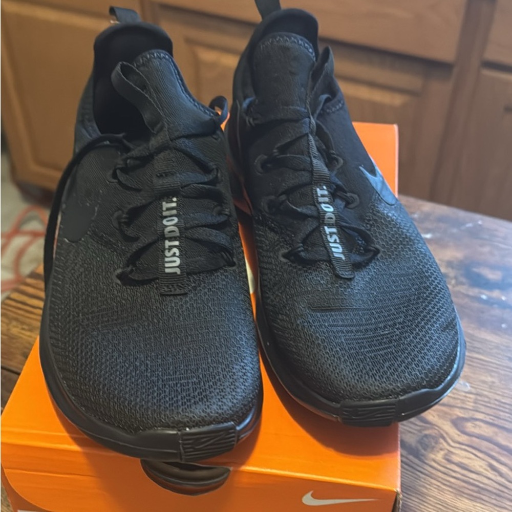 Nike Free TR 8 Women's Sz 7 Sneaker Running Shoes Triple Black 942888-002